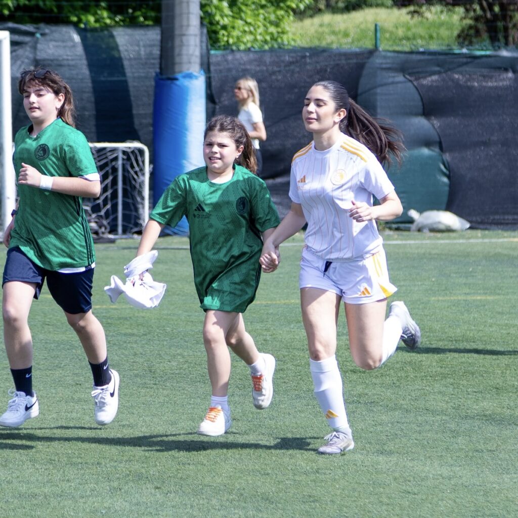 Giovani calciatrici durante un allenamento EVA Academy