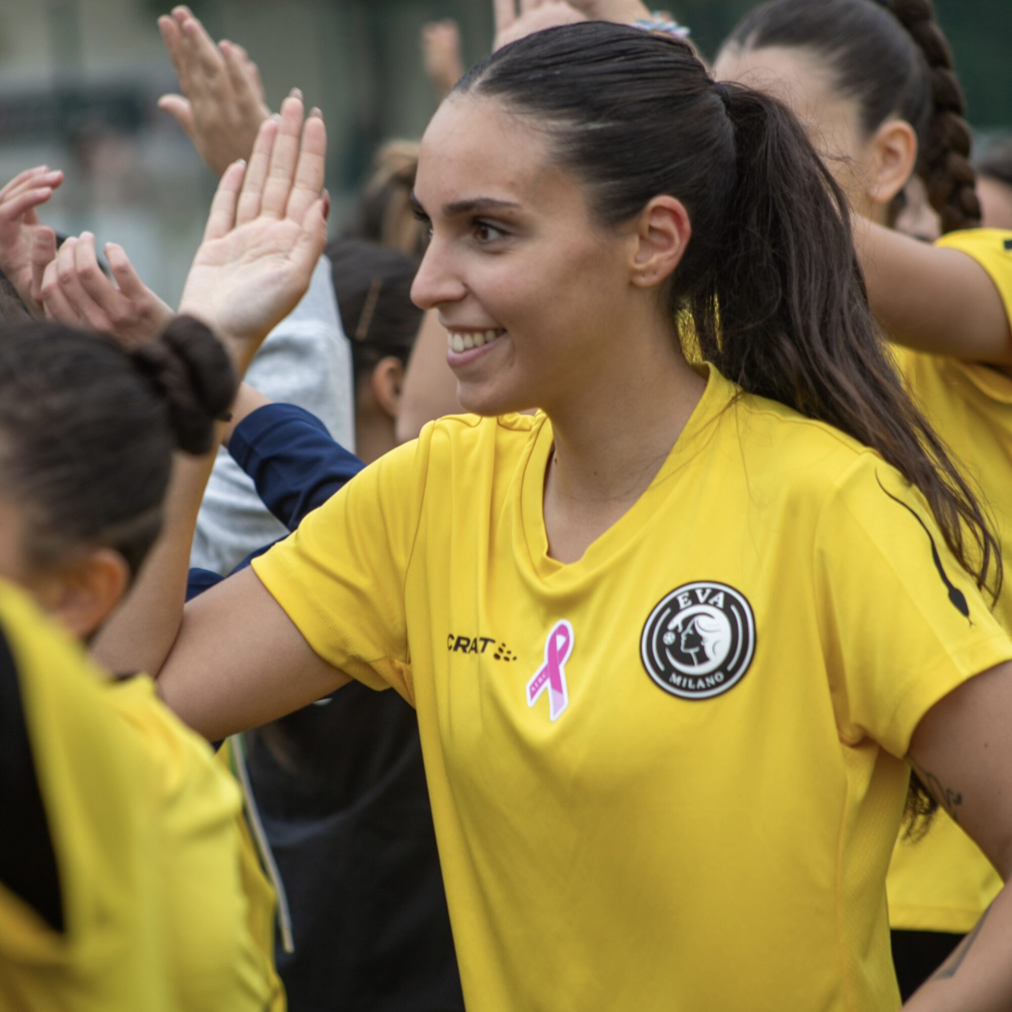 Giocatrice di EVA Milano con il Nastro Rosa AIRC sulla maglia durante il saluto prima della partita contro il Gropello San Giorgio.